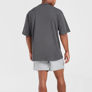 T-shirt basique noir en polyester tricoté de 220 grammes pour homme, imprimé sérigraphié, col oversize, manches courtes, coupe ample, style streetwear décontracté - Product Image 4