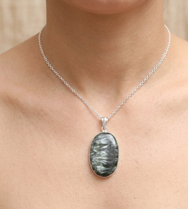 Collier pendentif ovale en séraphinite naturelle, en argent sterling 925 plaqué or rose et or jaune, fait main, pierre précieuse de guérison, pièce maîtresse - Product Image 2