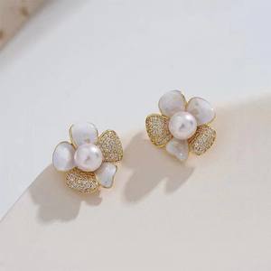 ต่างหูมุกน้ำจืดธรรมชาติจูจี้ ขนาด 6-7 มม. ตัวเรือนเงินแท้ ดีไซน์ลายดอกไม้ ต่างหูเปลือกหอยมุกยอดนิยม - Product Image 2