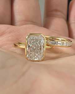 Anillo de compromiso con diamante cultivado en laboratorio de corte radiante de 3 quilates con engaste de bisel – Anillo solitario certificado por IGI - Product Image 3