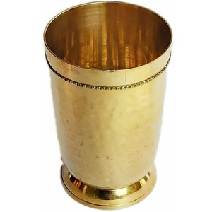 Verre à boire artisanal en laiton traditionnel, finition martelée décorative, gobelet élégant en laiton massif avec bordure en relief - Product Image 1