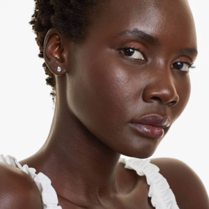 Boucles d'oreilles clous en argent 925 et moissanite, design intemporel, éclat premium, élégance quotidienne, bijoux raffinés pour mariages et soirées - Product Image 2