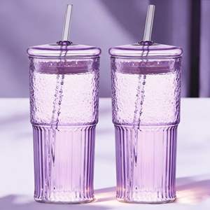 Set di 2 Bicchieri in Vetro Borosilicato Rosa da 20 oz con Motivo Verticale, Resistenti al Calore, per Succhi e Latte, con Coperchio - Product Image 3