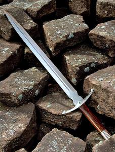 Garde-main médiéval forgé à la main avec accent émeraude |   Épée en acier inoxydable avec fourreau |   Manche en bois de rose - Product Image 3