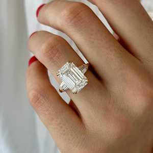 Bague à trois pierres en diamant de laboratoire taille émeraude 8 carats E VVS2, bague trilogie taille émeraude et baguette, certifiée IGI - Product Image 1