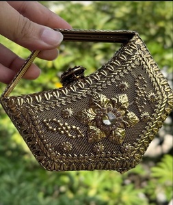 Bolso de Mano de Metal Chapado en Oro de Lujo, Hecho a Mano, para Mujer, Estilo Bandolera, Multi-Ocasión, Diseño Único y Personalizado F S - Product Image 1
