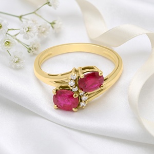 Bague en or jaune massif 14 carats avec rubis ovales naturels et accent de diamants, deux pierres, style bypass, bijoux fins, Memoria Jewels - Product Image 5