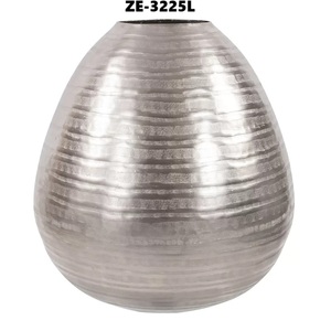 Vases à fleurs en métal faits à la main de luxe en gros – Contenants floraux contemporains pour hôtels, restaurants et magasins d'ameublement - Product Image 4