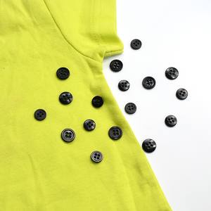 Botones Redondos de Plástico de Bajo Precio con 4 Agujeros, Botones de Resina de 15 mm, Botones Planos de R-PET Hechos en Vietnam - Product Image 3