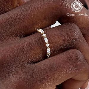 Anillo de compromiso y eternidad de plata para mujer Charm_Jewells con moissanita de corte cojín, engaste clásico de puntas, certificado IGI, rodio - Product Image 5