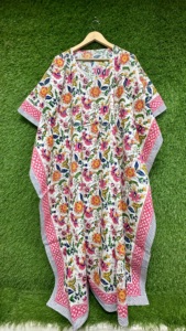 Kaftan en coton écologique imprimé à la main pour femme, motif floral coloré, col en V, taille à cordon, manches courtes, idéal pour les vacances d'été et les tenues de plage. - Product Image 4