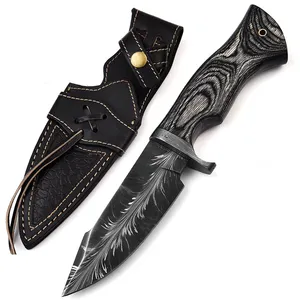 Cuchillo de Caza UA Supplies Industrial de Alta Calidad con Hoja de Acero Damasco con Patrón de Plumas en Mosaico y Mango Ergonómico de Madera - Product Image 1