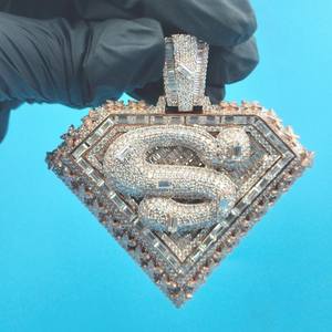 Pendentif personnalisé en or plaqué avec diamant taille émeraude 3D fantaisie de 2,5 pouces de large, design VVS1, pour fête hip-hop - Product Image 1