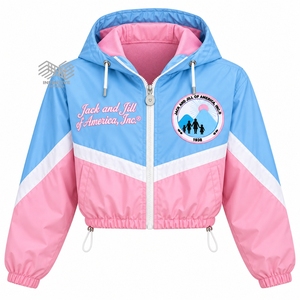 เสื้อแจ็คเก็ตวินด์เบรกเกอร์แบบครอปสำหรับผู้หญิง แบรนด์ Jack and Jill of America แบบขายส่ง ปักลายสีฟ้าอ่อนและชมพู มีฮู้ด ซิปแบบรูดขึ้น - Product Image 1