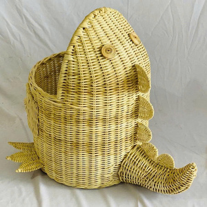 Foto tomada en el taller - Cesta de almacenamiento infantil con forma de cocodrilo, tejida con ratán natural. - Product Image 1