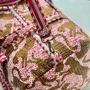 กระเป๋าเดินทางแบบมีซิปพิมพ์ลายเสือดาวสีชมพู  ขนาดใหญ่จุของได้เยอะ เหมาะสำหรับวันหยุดสุดสัปดาห์ สำหรับผู้หญิงและผู้ชาย - Product Image 5