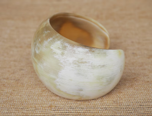 Bracelet manchette moderne en corne de buffle fait main et écologique pour femme, couleur corne naturelle, cadeau de mariage parfait pour les entreprises - Product Image 3