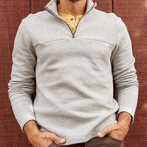 Pull tricoté gris à manches courtes et col montant pour homme, coupe décontractée, respirant, 100 % coton, avec logo frontal - Product Image 1