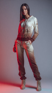 ชุดวอร์มสำหรับผู้หญิง ดีไซน์ทันสมัย ตกแต่งด้วยลายซันเฟดและคริสตัล - Product Image 6