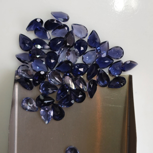 Iolita natural de 7x5 mm, corte pera, gema suelta de la mejor calidad con efectos pleocroicos para la fabricación de joyas. - Product Image 3