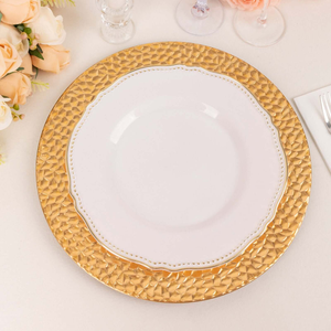 Assiettes de présentation dorées métalliques à bord martelé, élégantes et texturées, pour la décoration de table de dîner lors de mariages, événements et banquets - Product Image 6