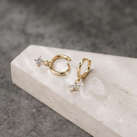 Anting Hoop Klasik Huggies Dengan Moissanite Potongan Bulat Moissanite Perhiasan Pernikahan Wanita dari Paduan Logam yang Cantik