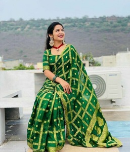 Sari Banarasi Verde Bordado con Patrón Chex y un Pallu Hermoso - Product Image 1