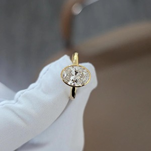 แหวนเพชรทรงรีดีไซน์ทันสมัยแบบมินิมอล ฝังเพชรแล็บโกรว์ ขอบทองคำขาว 14K รับรองโดย IGI ความใส VS+ แหวนเพชรสำหรับผู้หญิง - Product Image 2