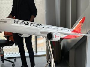 Hersteller Angola Airline 150cm Boeing <span class=keywords><strong>B787</strong></span>-9 <span class=keywords><strong>Dreamliner</strong></span> 1 72 Flugzeug modell Custom Resin Plastic Aircraft Model Kits