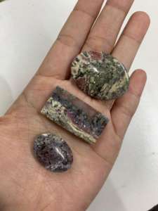 พลอยมอสอาเกตสีแดงธรรมชาติทรงคาโบชองขัดเงา ลายมอสสวยงาม รูปทรงหยดน้ำ ทรงกลม ทรงเหลี่ยม ทรงวงรี ขนาด 2–4 ซม. - Product Image 6