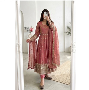Conjunto de Vestido Anarkali, Pantalón y Dupatta de Diseño Moderno, en Seda Fendy con Bordado y Lentejuelas, Disponible en Grandes Cantidades - Product Image 1