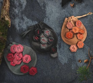 Juego de Runas de Cuero con Bolsa de Cuero Hecha a Mano, Piedras de Adivinación Nórdicas Futhark, Regalo Espiritual Tradicional para Coleccionistas - Product Image 6