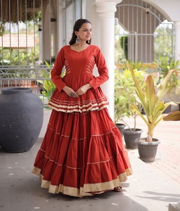 Lehenga Choli traditionnel indien de créateur, collection Navaratri, en coton avec dentelle, pour femme, coupe élégante longue jusqu'au sol - Product Image 1