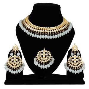 Ensemble collier et boucles d'oreilles plaqué or style Polki de créateur, orné d'élégantes perles, idéal pour les fiançailles, les mariages et les soirées. - Product Image 1