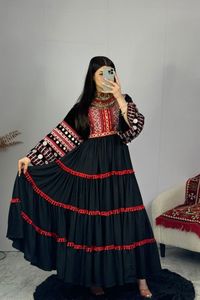 Robe de mariée longue à manches longues et col montant, style afghan Kuchi vintage, broderie rouge et noire contrastée, coupe trapèze pour femme - Product Image 4
