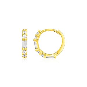 Orecchini a Cerchio Piccoli in Oro Giallo 14k con Zirconi Cubici Taglio Baguette - Product Image 1