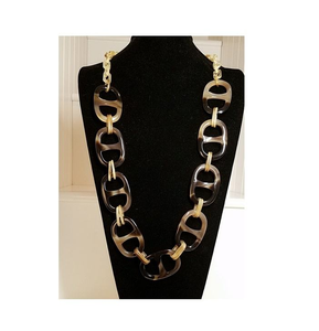 Collier moderne artisanal en corne de buffle écologique, couleur ambre miel, forme naturelle, design indien - Product Image 1