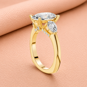 Bague de fiançailles en or jaune 14 carats massif avec diamant taille ovale, pierres latérales en forme de poire, certifiée IGI, clarté VVS1-VVS2, plaquée rhodium - Product Image 3