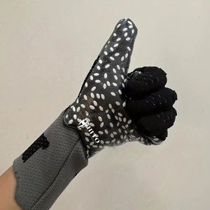 ถุงมือผู้รักษาประตูฟุตบอลแบบสั่งทำสีดำและสีเทา ขายดี พร้อมยางลาเท็กซ์เยอรมัน 4 มม. แบบ Negative Cut - Product Image 2