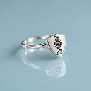Bague artisanale en argent avec plectre de guitare et motif instrument de musique, cadeau unisexe pour anniversaire, bijou - Product Image 1
