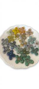 Perles en verre poudré en forme de fleur à 5 pétales de 25 mm faites à la main - Perles Krobo africaines ondulées translucides blanc nacré pour la fabrication de bijoux en gros - Product Image 4