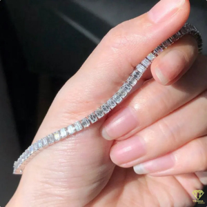 สร้อยข้อมือเทนนิสทรงมรกตหรูหรา ประดับเพชรทรงเหลี่ยมเจียระไนแบบวิบวับ ด้วยการเคลือบทองคำขาวอย่างงดงาม สำหรับผู้หญิง - Product Image 2