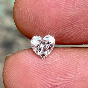 Venta al por mayor de joyas sueltas sintéticas (creadas en laboratorio) con forma de corazón, certificadas por IGI, HPHT CVD, de 1.53ct/1.02ct, con perforación láser y claridad VVS, en varios colores. - Product Image 2