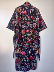 Robe Kimono Bohème Noire à Motifs Floraux en Coton 100% – Longue Robe de Nuit à Manches Longues avec Poches – Vente en Gros – Prêt à Expédier – Fabricant - Product Image 5