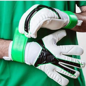 Gants de gardien de but de niveau compétitif avec matériau de paume réactif, contrôle de la main fluide et ferme lors des arrêts. - Product Image 3