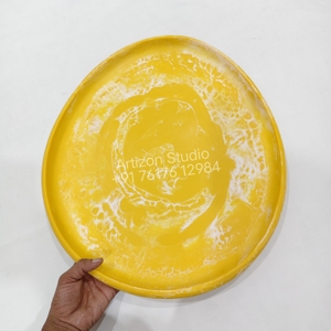 Plateau en résine de forme galet, finition lisse et brillante, pour une mise en scène minimaliste de table et une utilisation décorative - Product Image 6