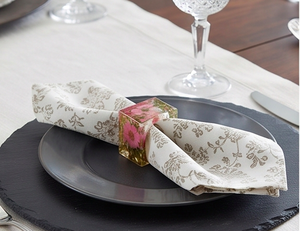 Ronds de serviette carrés en résine avec fleurs roses pressées et feuilles vertes pour une décoration de table élégante - Product Image 6