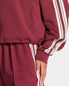 Ensemble survêtement femme streetwear avec veste courte zippée bordeaux à épaules tombantes et short rayé, personnalisable OEM en gros - Product Image 5