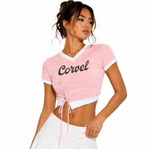 Camiseta de mujer estilo diseñador con cordones, rosa, con estampado personalizado, ribete en contraste, cuello en V, corte ajustado, top corto asimétrico con ribete en contraste, de fábrica. - Product Image 1