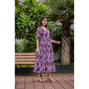 Robe élégante en mousseline de soie et georgette, coupe trapèze, taille naturelle, imprimé numérique floral et géométrique détaillé - Product Image 5